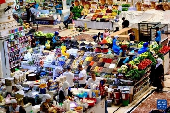 這是6月13日在塔吉克斯坦首都杜尚別拍攝的大巴扎內(nèi)景。新華社記者 鄭開君 攝
