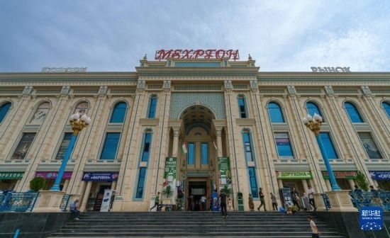 這是7月1日在塔吉克斯坦首都杜尚別拍攝的大巴扎外景。新華社記者 周荻瀟 攝