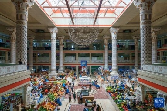 這是7月1日在塔吉克斯坦首都杜尚別拍攝的大巴扎內(nèi)景。新華社記者 周荻瀟 攝