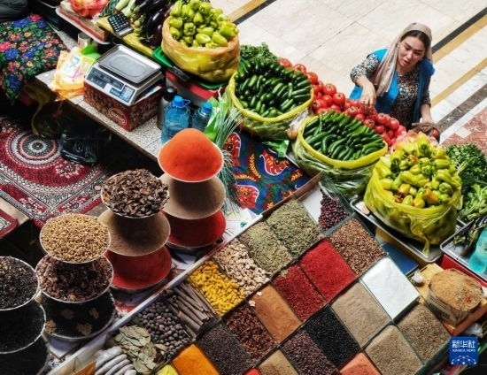 這是7月3日在塔吉克斯坦首都杜尚別拍攝的大巴扎內(nèi)景。新華社記者 燕雁 攝