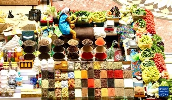 這是7月3日在塔吉克斯坦首都杜尚別拍攝的大巴扎內(nèi)景。新華社記者 姚大偉 攝