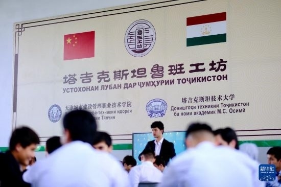 6月14日，學(xué)生們?cè)谒怂固故锥级派袆e的魯班工坊內(nèi)學(xué)習(xí)。新華社記者 鄭開君 攝