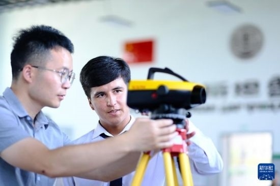 6月14日，在塔吉克斯坦首都杜尚別的魯班工坊，來自天津城市建設(shè)管理職業(yè)技術(shù)學(xué)院的老師（左）指導(dǎo)學(xué)生。新華社記者 鄭開君 攝