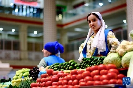 這是6月13日在塔吉克斯坦首都杜尚別大巴扎內(nèi)拍攝的營業(yè)者。新華社記者 鄭開君 攝