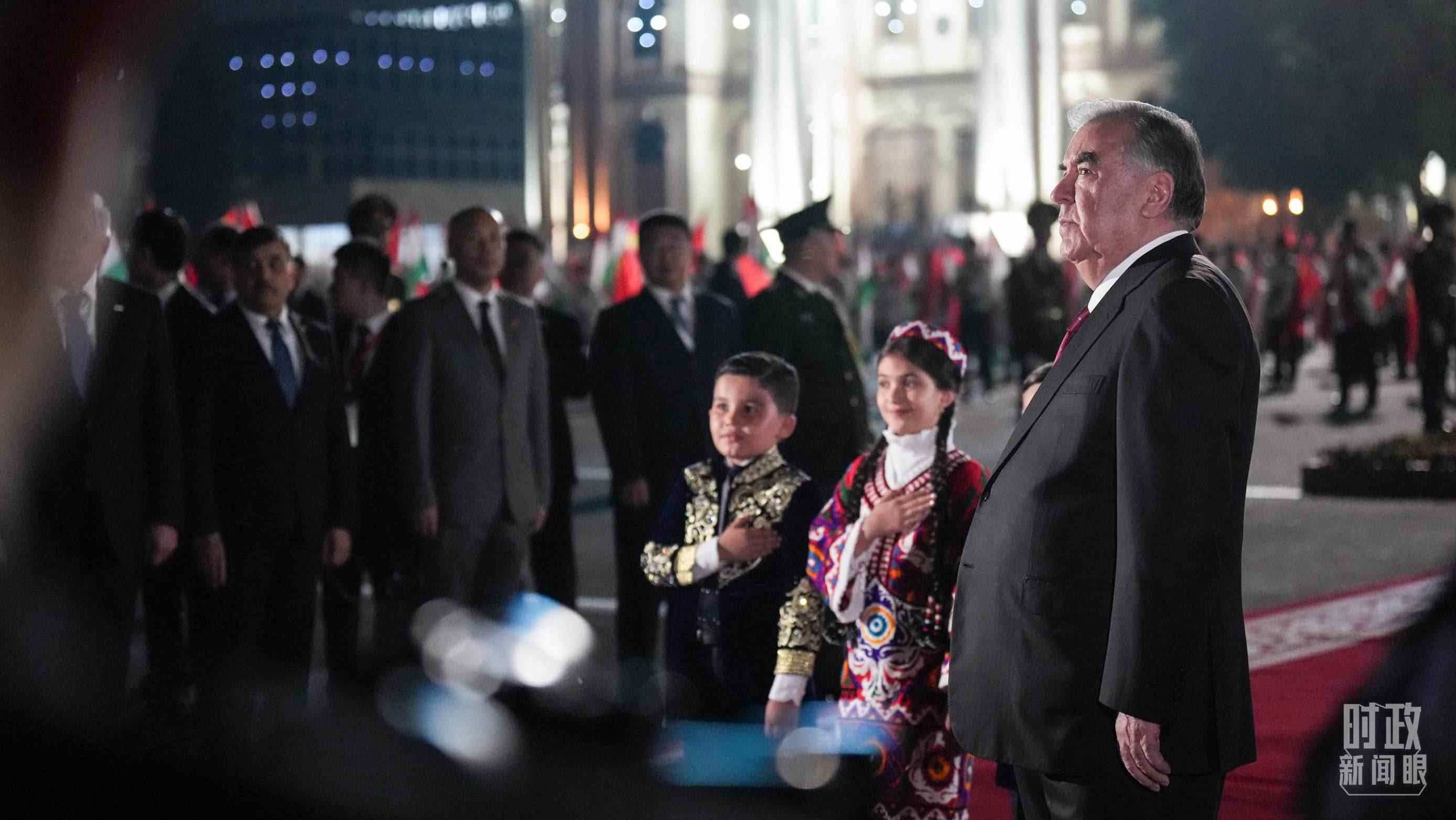 △拉赫蒙總統(tǒng)在機場迎接習主席。（總臺記者李晉拍攝）