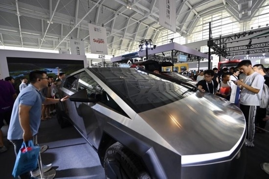 在天津舉行的2024世界智能產業(yè)博覽會上，觀眾在特斯拉展臺參觀（6月22日攝）。新華社記者 李然 攝