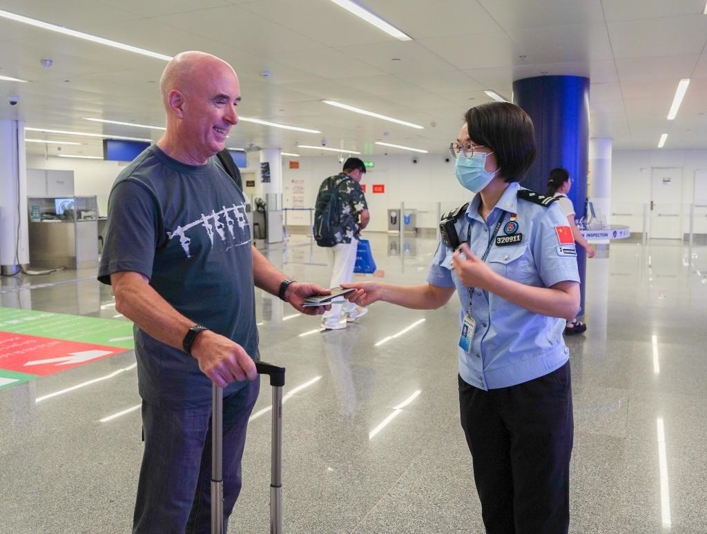  7月2日，南寧邊檢站移民管理警察引導(dǎo)外籍旅客有序通關(guān)。（南寧邊檢站供圖）