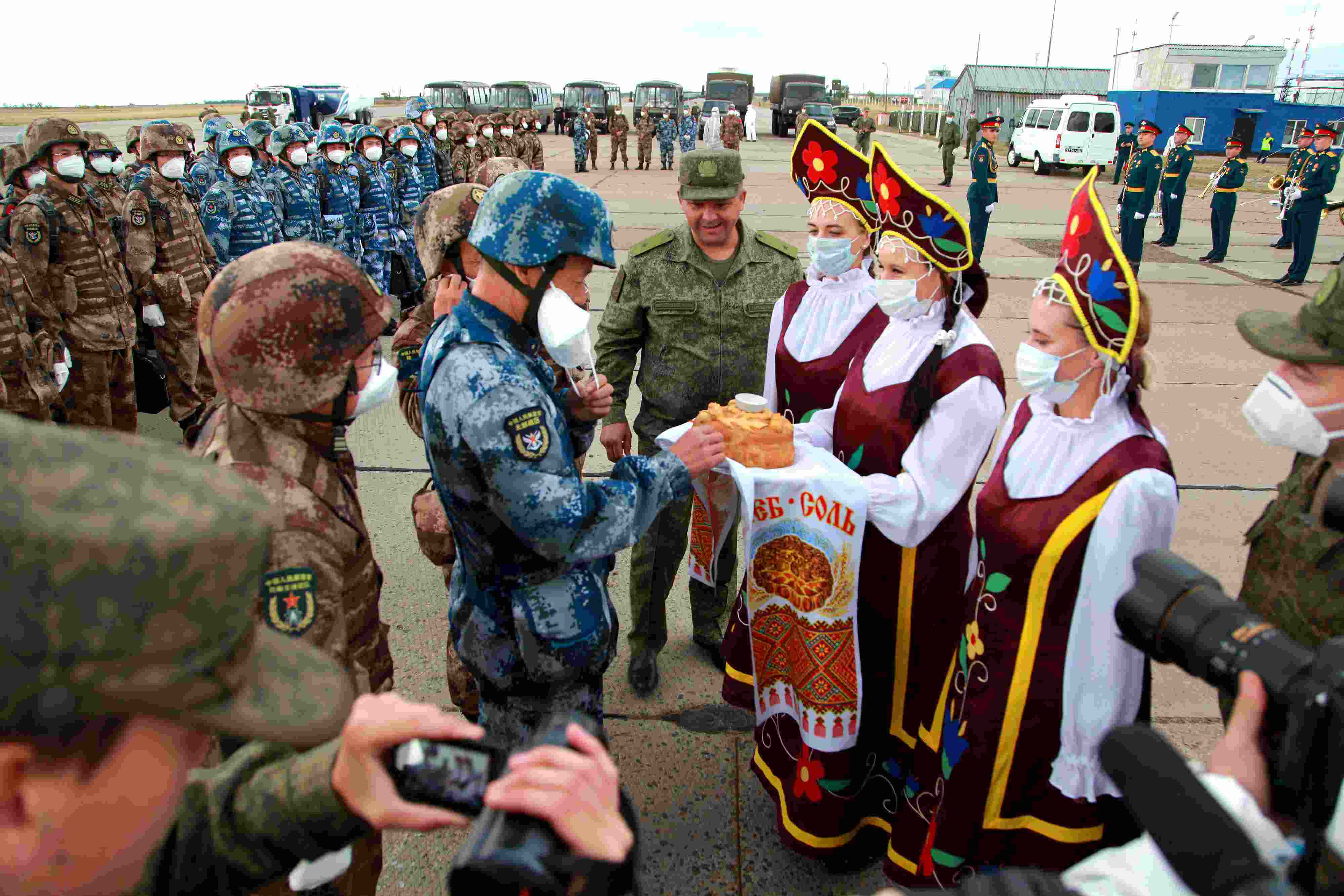 當(dāng)?shù)貢r(shí)間2021年9月10日，跨境參加“和平使命-2021”上海合作組織成員國(guó)聯(lián)合反恐軍演的中方部隊(duì)導(dǎo)演部抵達(dá)俄羅斯奧倫堡“東古茲”靶場(chǎng)演習(xí)地域。圖為俄方人員為中方人員舉行歡迎儀式。