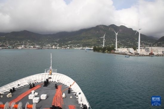 7月5日，中國海軍“和平方舟”號醫(yī)院船抵達(dá)塞舌爾維多利亞新港碼頭。新華社發(fā)（劉志磊 攝）