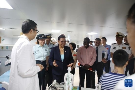 7月5日，塞舌爾衛(wèi)生部長維多在中國海軍“和平方舟”號醫(yī)院船上參觀中醫(yī)診室。新華社發(fā)（劉志磊 攝）