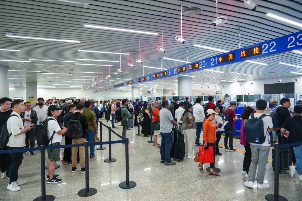 7月4日，白云邊檢站旅客通關(guān)現(xiàn)場(chǎng)。（白云邊檢站供圖）