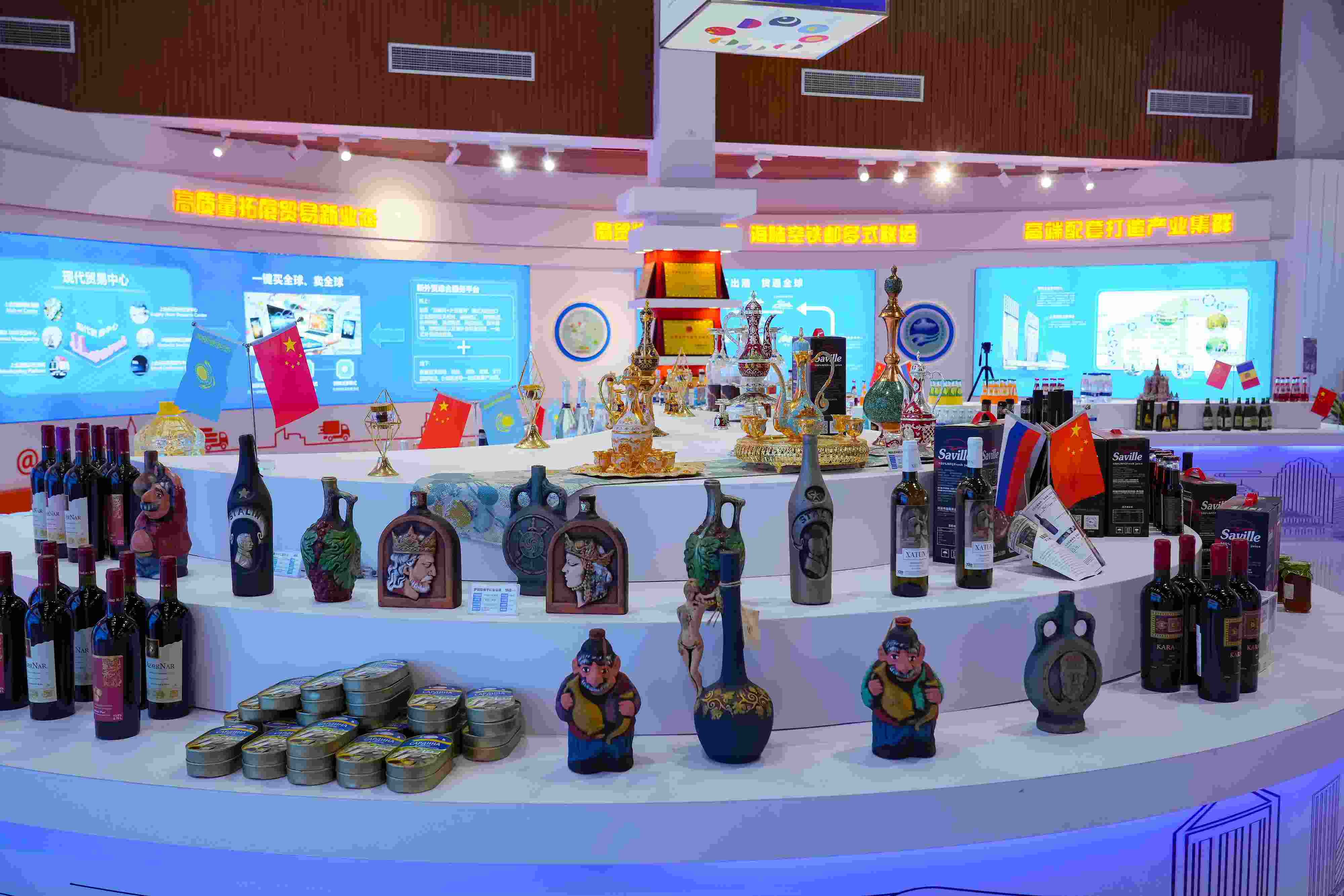 2022年10月19日，青島，上合示范區(qū)展出的上合組織國(guó)家特色商品。