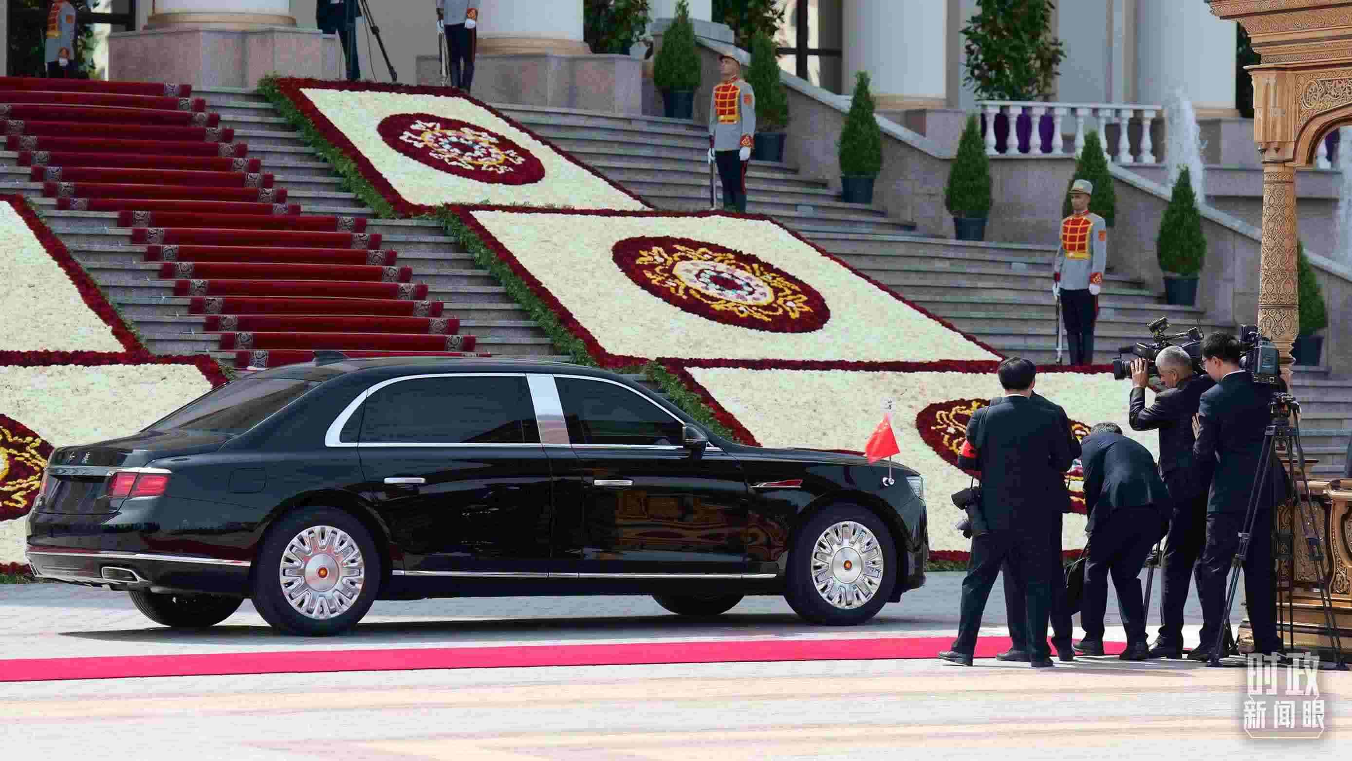 △習主席乘坐的紅旗車抵達塔總統(tǒng)府。（總臺記者李晉拍攝）