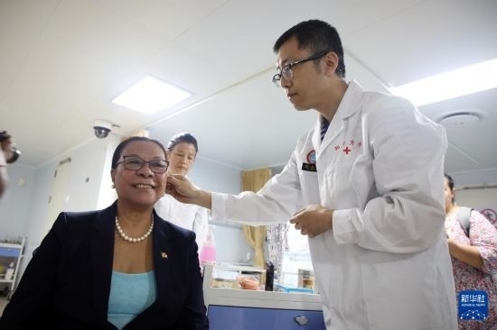 7月5日，塞舌爾衛(wèi)生部長維多在中國海軍“和平方舟”號醫(yī)院船上體驗(yàn)中醫(yī)。新華社發(fā)（劉志磊 攝）