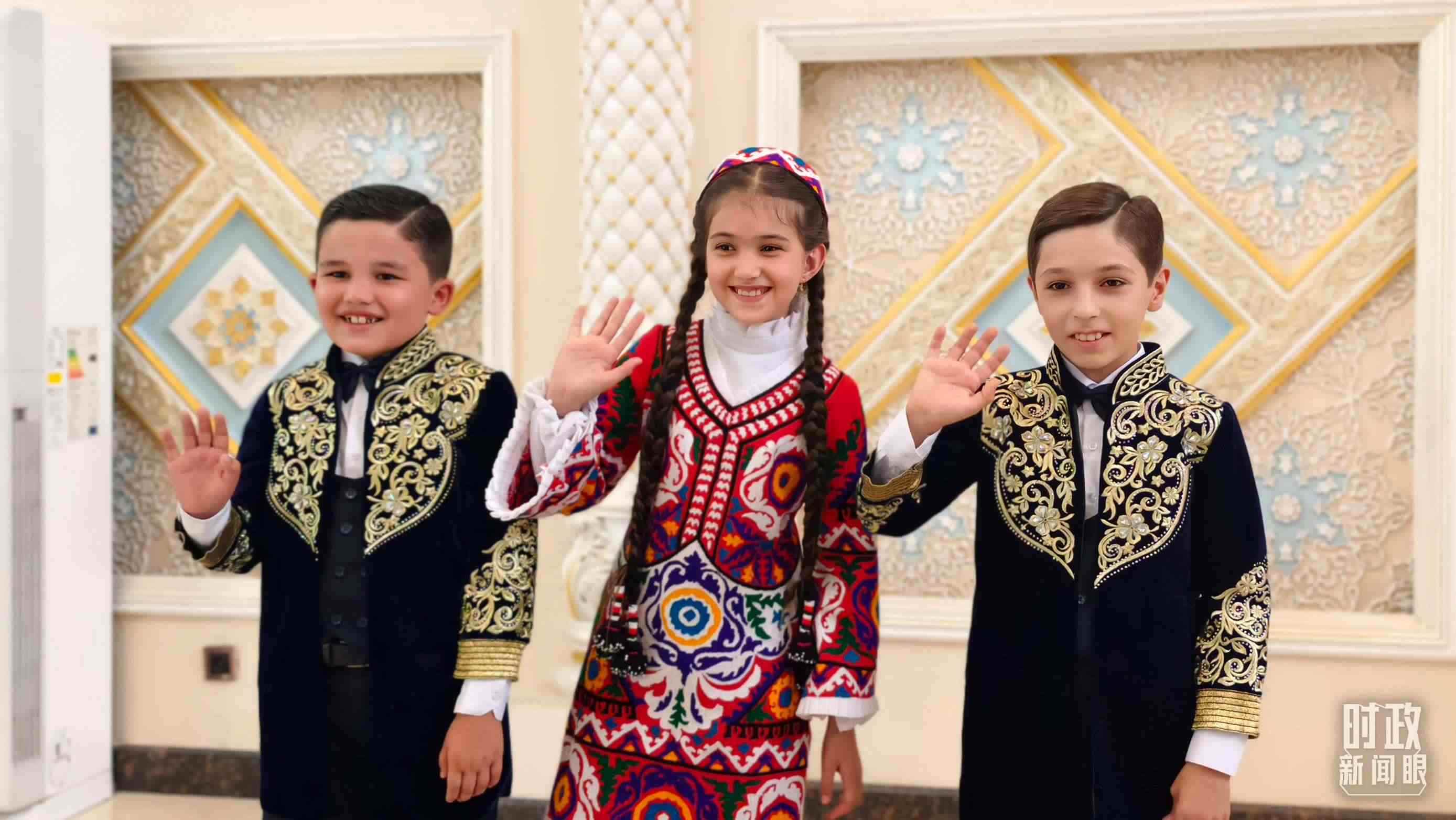 △在機場迎接習主席的塔吉克斯坦少年。（總臺央視記者韓銳拍攝）