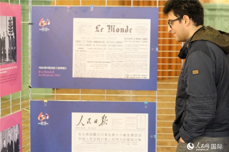 蒙達(dá)爾紀(jì)市民駐足“中法建交六十周年”圖片展。人民網(wǎng)記者 于超凡攝