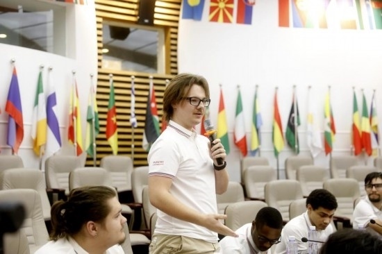 7月8日，美國(guó)中田納西州立大學(xué)大一學(xué)生雅克布·揚(yáng)在共譜華美和音交流營(yíng)上分享。新華社發(fā)