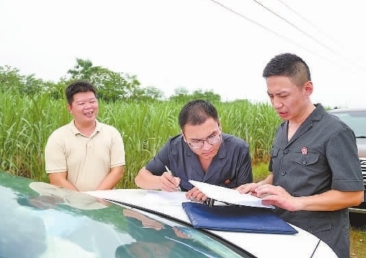 圖③：清塘后，執(zhí)行干警與某農(nóng)場(chǎng)負(fù)責(zé)人確認(rèn)魚塘交付情況。