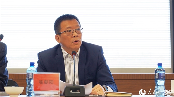 張朝陽(yáng)代會(huì)長(zhǎng)做協(xié)會(huì)上半年工作匯報(bào)。人民網(wǎng) 劉暢攝