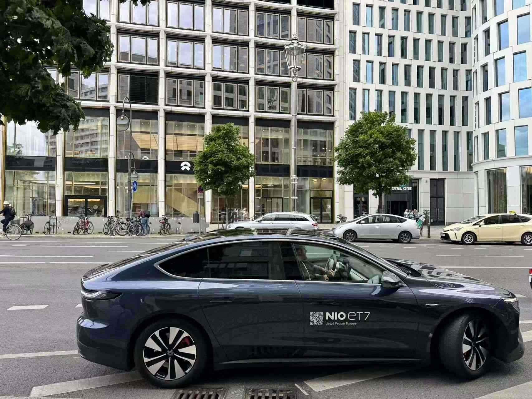 消費者在蔚來柏林智能駕駛中心前試駕電動汽車。 人民網(wǎng)記者 李強攝