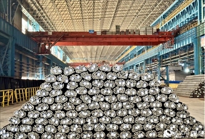 廠房內(nèi)待運輸?shù)耐ㄤ摦a(chǎn)品。人民網(wǎng) 謝瑩攝