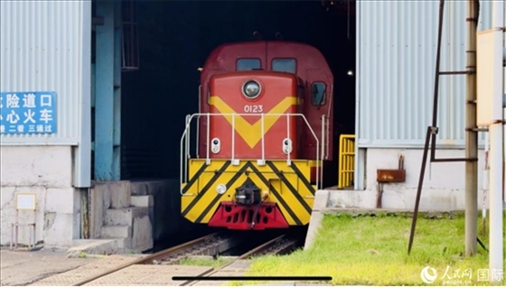 通鋼產(chǎn)品通過鐵路運輸出場。人民網(wǎng) 謝瑩攝