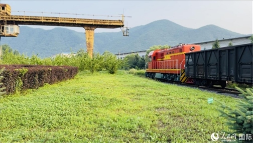 通鋼產(chǎn)品通過鐵路運輸出場。人民網(wǎng) 謝瑩攝