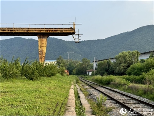 通鋼產(chǎn)品通過鐵路運輸出場。人民網(wǎng) 謝瑩攝