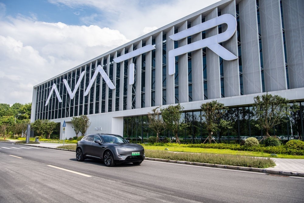 一輛新能源汽車在重慶市江北區(qū)行駛（2023年7月20日攝）。新華社記者 唐奕 攝