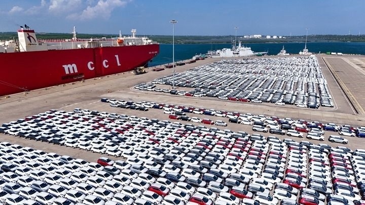 這是2024年3月28日拍攝的斯里蘭卡漢班托塔港（無人機照片）。漢班托塔港是中斯共建“一帶一路”重點合作項目，位于斯里蘭卡南端，是一座綜合性人工深水海港，許多往來亞洲、歐洲、非洲的貨船在此經過。新華社記者 徐欽 攝