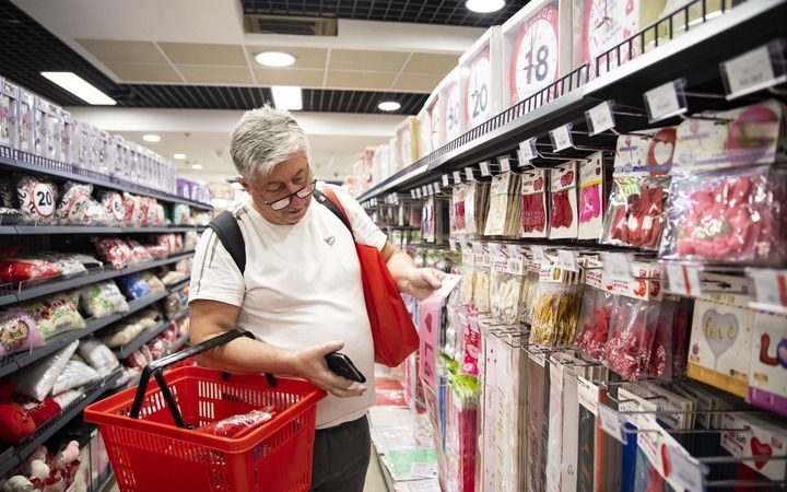 2024年4月29日，在匈牙利布達佩斯，一名男子在中歐商貿物流合作園區(qū)的中國商品交易展示中心內購物。中歐商貿物流合作園區(qū)是中國在歐洲地區(qū)建設的首個商貿物流型境外經貿合作區(qū)，也是集商貿展示與交易、物流運輸與倉儲、產業(yè)投資與合作功能于一體的中歐企業(yè)雙向互動平臺。新華社記者 張帆 攝