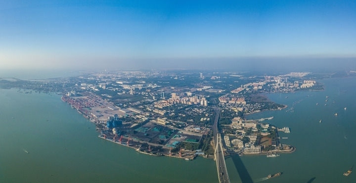 海南自貿港重點園區(qū)——洋浦經濟開發(fā)區(qū)（2023年12月31日攝，無人機全景照片）。新華社記者 蒲曉旭 攝