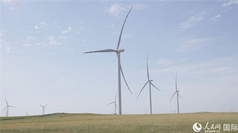 阿克莫拉州風(fēng)電項(xiàng)目群風(fēng)機(jī)。 人民網(wǎng)記者 葛泰佚攝