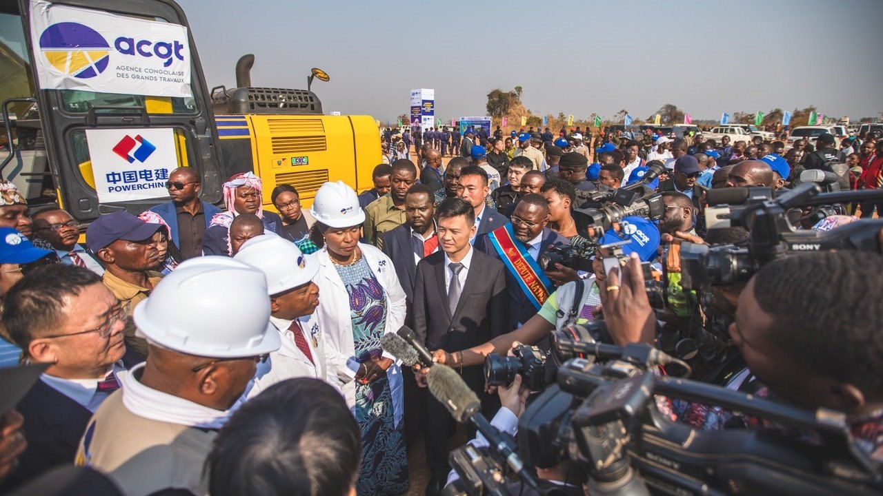 剛果（金）當(dāng)?shù)孛襟w采訪出席開(kāi)工儀式的有關(guān)負(fù)責(zé)人。中鐵資源集團(tuán)供圖