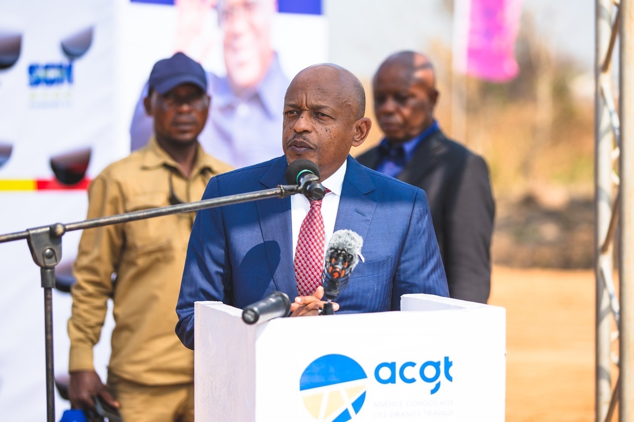 剛果（金）國(guó)務(wù)部長(zhǎng)兼基礎(chǔ)設(shè)施和公共工程部長(zhǎng)穆武尼在開(kāi)工儀式上致辭。中鐵資源集團(tuán)供圖