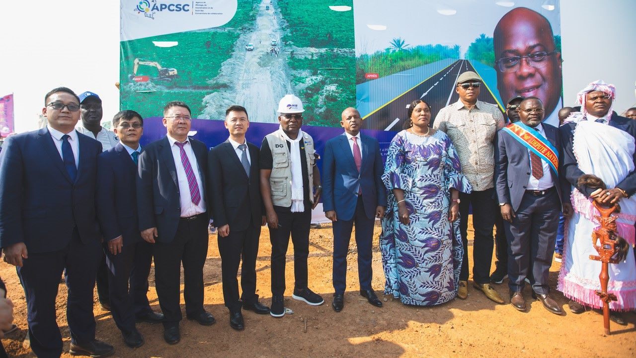 剛果（金）政府代表與中方企業(yè)代表出席開(kāi)工儀式。中鐵資源集團(tuán)供圖