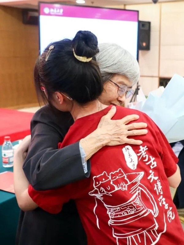 2023年，在校友向母校捐贈(zèng)儀式上，鐘芳蓉與樊錦詩(shī)擁抱。校方供圖