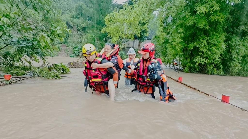 在忠縣，救援人員正在轉(zhuǎn)移受災(zāi)群眾。新華社發(fā)