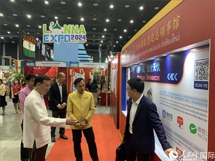 7月9日，中國駐清邁總領(lǐng)事陳海平與清邁副府尹威拉蓬等共同參觀以“暢游中國、支付無憂”為主題的中國展位。人民網(wǎng)記者章念生攝