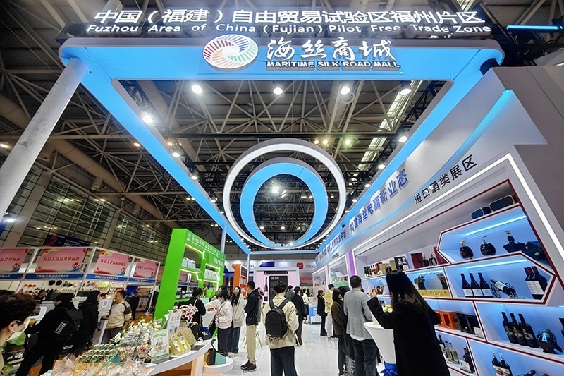 2024年3月18日，第四屆中國(guó)跨境電商交易會(huì)在福建福州開(kāi)幕。展會(huì)聚焦“鏈接跨境全流域 共建電商新生態(tài)”，集聚全國(guó)80余個(gè)外貿(mào)產(chǎn)業(yè)帶的上千家供應(yīng)鏈企業(yè)。