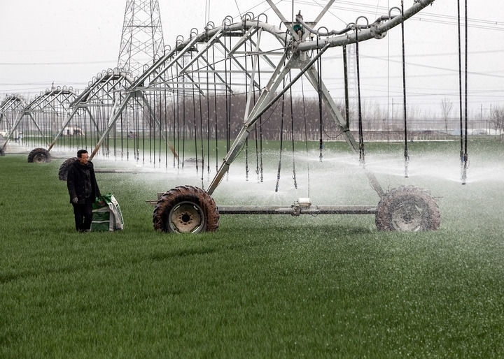 2024年3月18日，在河南省焦作市博愛縣孝敬鎮(zhèn)東原莊村瑞輝家庭農(nóng)場，村民使用全自動指針式噴灌機進行澆灌作業(yè)。新華社發(fā)（程全攝）