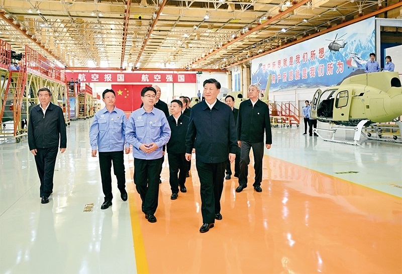 2023年10月10日至13日，中共中央總書記、國家主席、中央軍委主席習近平在江西考察。這是11日上午，習近平在景德鎮(zhèn)市昌河飛機工業(yè)（集團）有限公司考察。 新華社記者 燕雁/攝