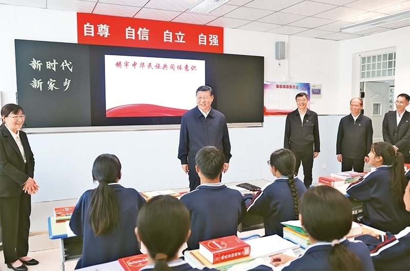 2024年6月18日至19日，中共中央總書記、國家主席、中央軍委主席習近平在青?？疾?。這是18日下午，習近平在果洛西寧民族中學高一（1）班觀摩“新時代、新家鄉(xiāng)”主題思政課。 新華社記者 鞠鵬/攝