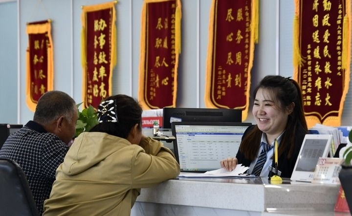 2024年3月25日，北京市大興區(qū)龐各莊鎮(zhèn)政務服務中心的工作人員耐心為群眾解答問題。大興區(qū)龐各莊鎮(zhèn)政務服務中心用“最多跑一次”的工作理念為企業(yè)和群眾提供了便利化、精準化、個性化的衍生服務。新華社記者 李欣 攝