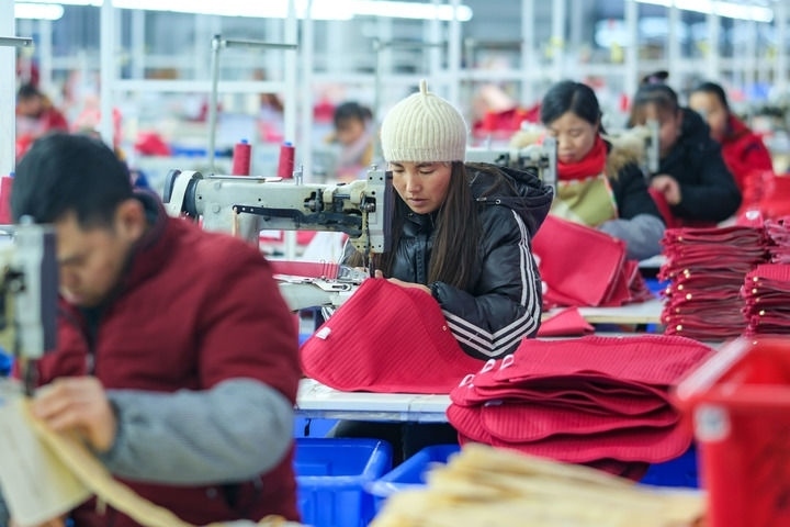 2024年1月18日，社區(qū)居民在紅安社區(qū)的鄉(xiāng)村振興就業(yè)車間工作。紅安社區(qū)是由易地搬遷安置區(qū)單獨成立的新社區(qū)，位于湖南省湘西土家族苗族自治州鳳凰縣禾庫鎮(zhèn)。新華社記者 張鋮 攝