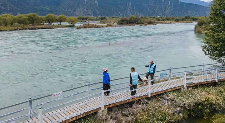 西藏雅尼國家濕地公園管護員在巡護途中小憩（無人機照片，2023年9月8日攝）。新華社記者 丁增尼達 攝