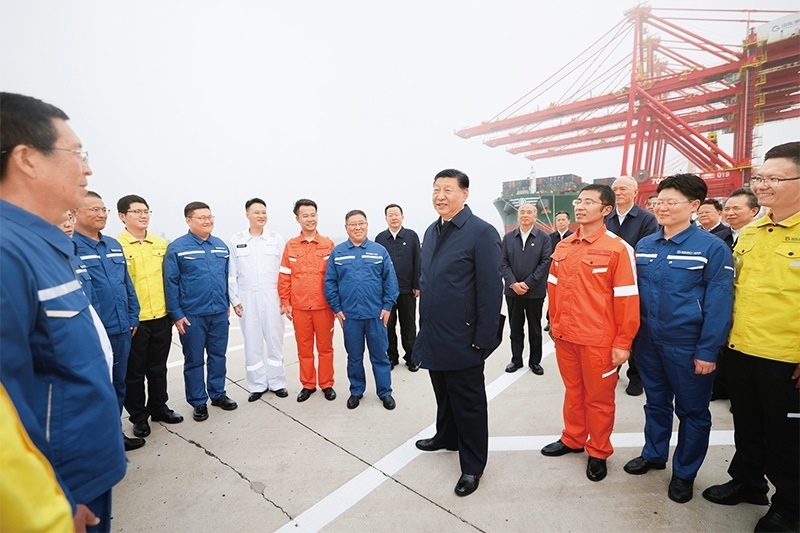 2024年5月22日至24日，中共中央總書記、國家主席、中央軍委主席習近平在山東考察。這是22日下午，習近平在日照港親切慰問港口科技工作者、運營人員、航運人員。 新華社記者 鞠鵬/攝