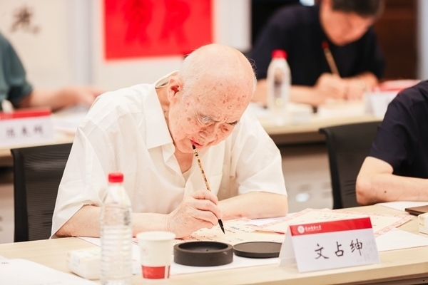 陜西師范大學(xué)毛筆手寫錄取通知書現(xiàn)場。校方供圖