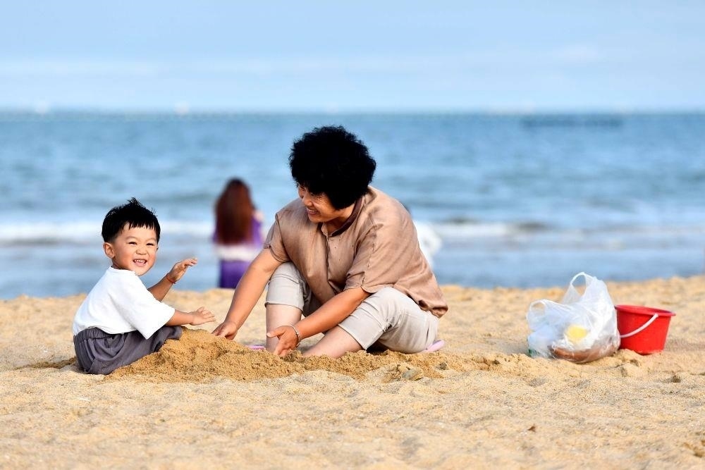 △山東日照陽光海岸綠道沙灘一角。近年來，日照還海于民、還景于民，在保留松林、沙灘、礁石和濕地資源的基礎(chǔ)上，修復(fù)整治生態(tài)岸線，打造出一條長約28公里的陽光海岸綠道，吸引眾多市民游客度假休閑。