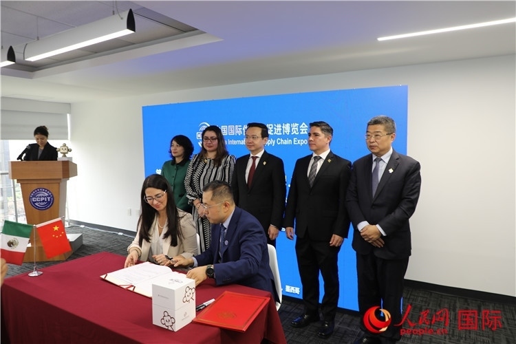 與會嘉賓簽署關(guān)于共同促進(jìn)墨西哥企業(yè)參加第二屆鏈博會合作備忘錄。人民網(wǎng) 埃內(nèi)斯托·多明戈斯攝